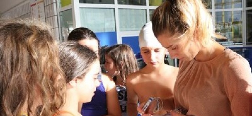 Francesca Dallapè impegnata nel firmare autografi all'impianto di Trento Nord